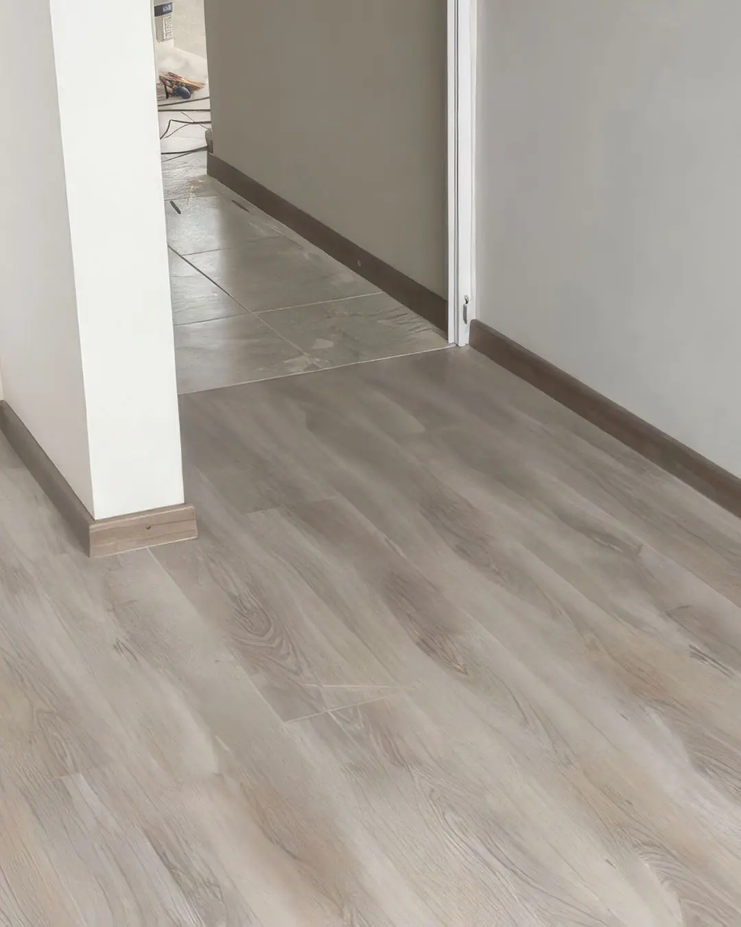 Piso Flotante Melamínico Roble Gris 8mm Biselado Textura Clásica (2,41m2 x caja) - Image 2