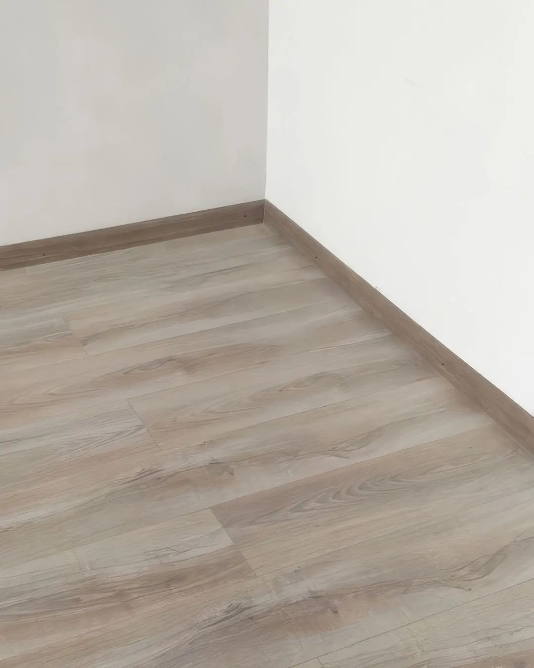 Piso Flotante Melamínico Roble Gris 8mm Biselado Textura Clásica (2,41m2 x caja) - Image 3