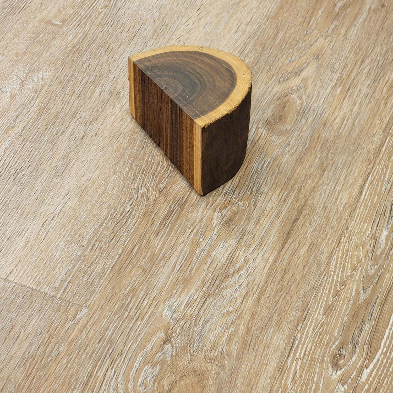 Piso Vinílico Roble Patina SPC 5,5(0,5)(4+1,5)mm EVA (2,64m2 x caja)