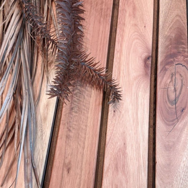 Deck Eucalyptus con nudo 65mm de ancho